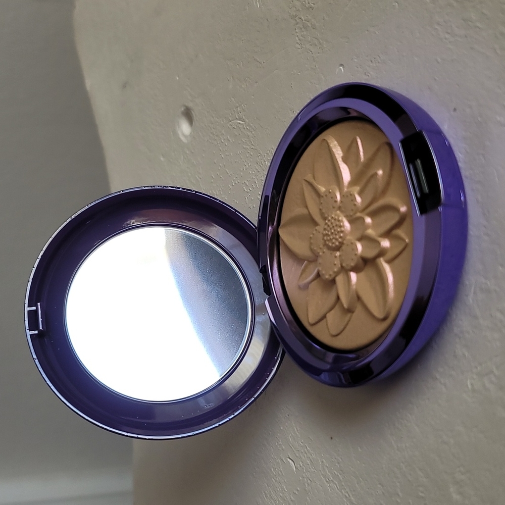 COPY - MAC x Lisa Highlighter - Show Gold